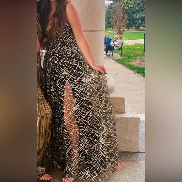 Beautiful Black and Gold Prom Dress Size 4 - Picture 3 of 4